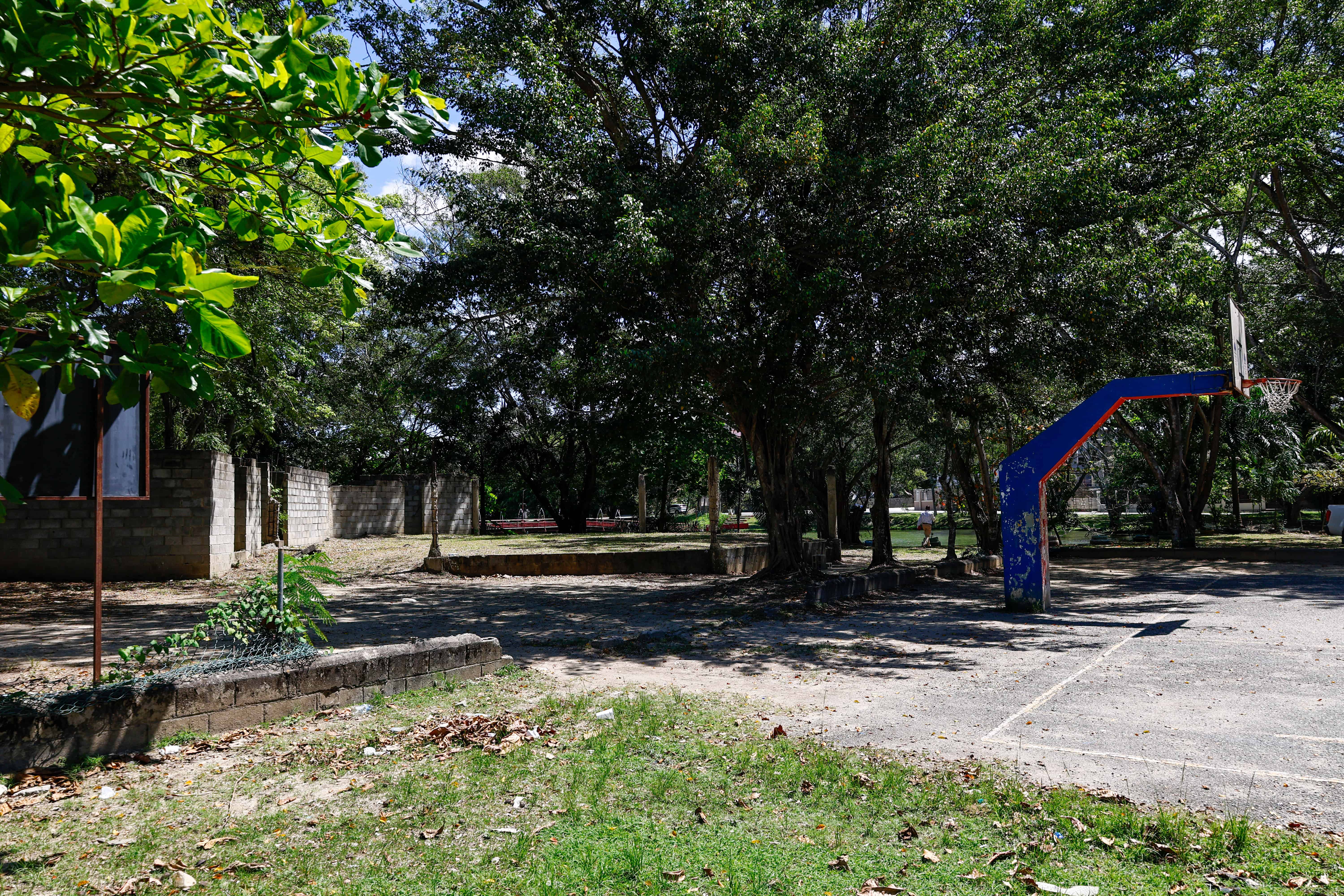 La cancha est&aacute; deteriorada.