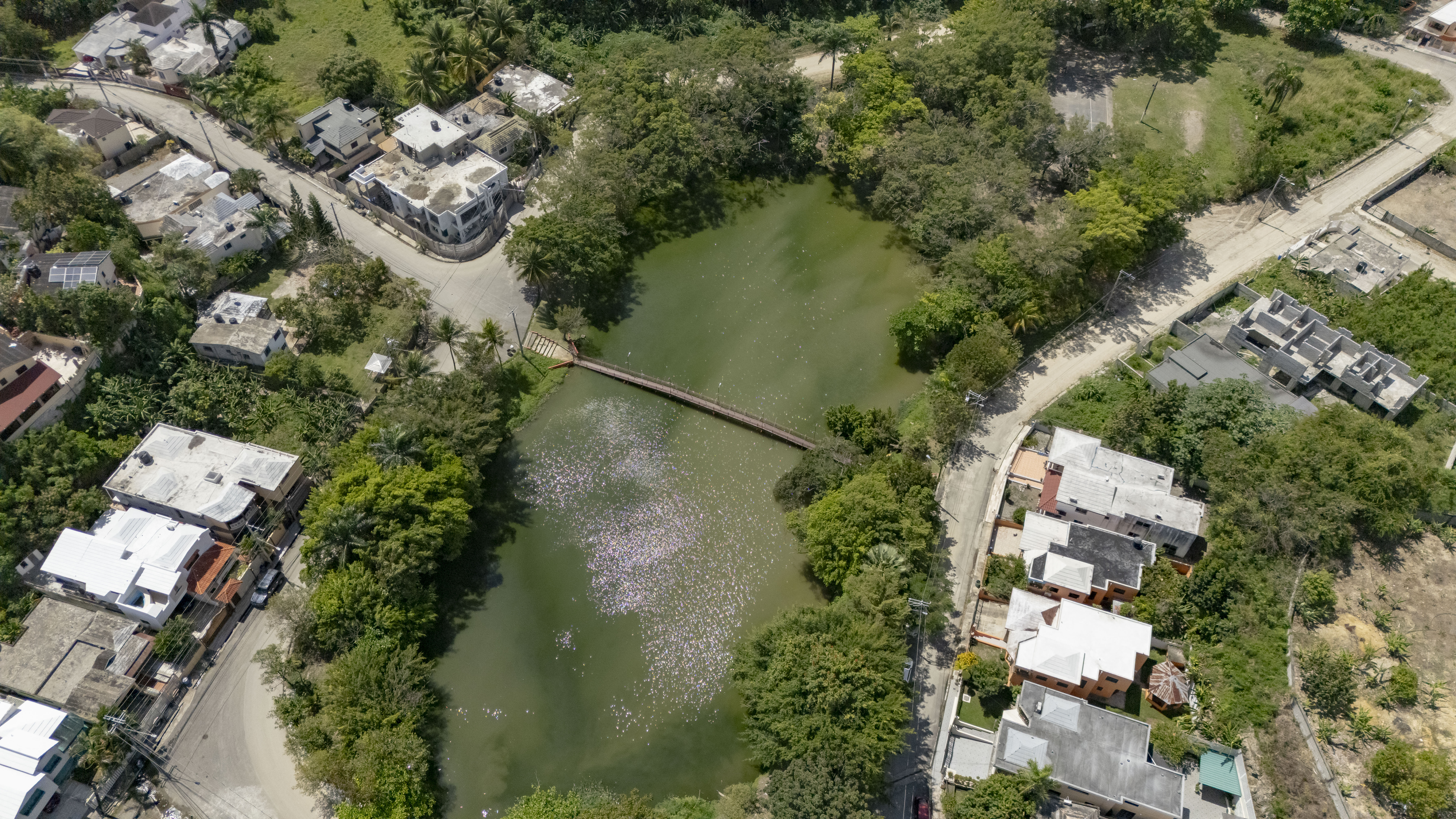 Lq comunidad disfruta de la laguna.