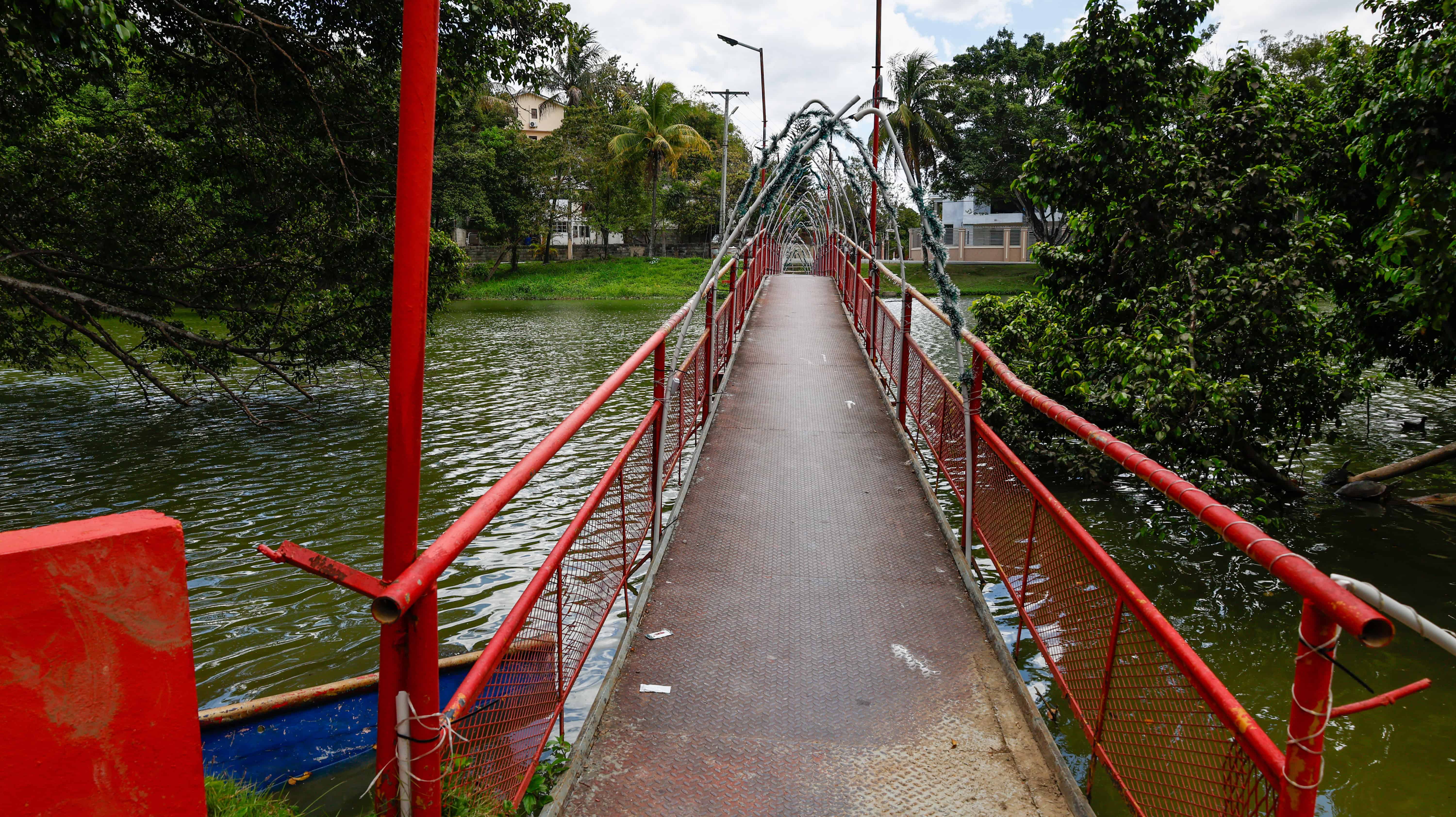 Un puente que atraviesa la laguna.