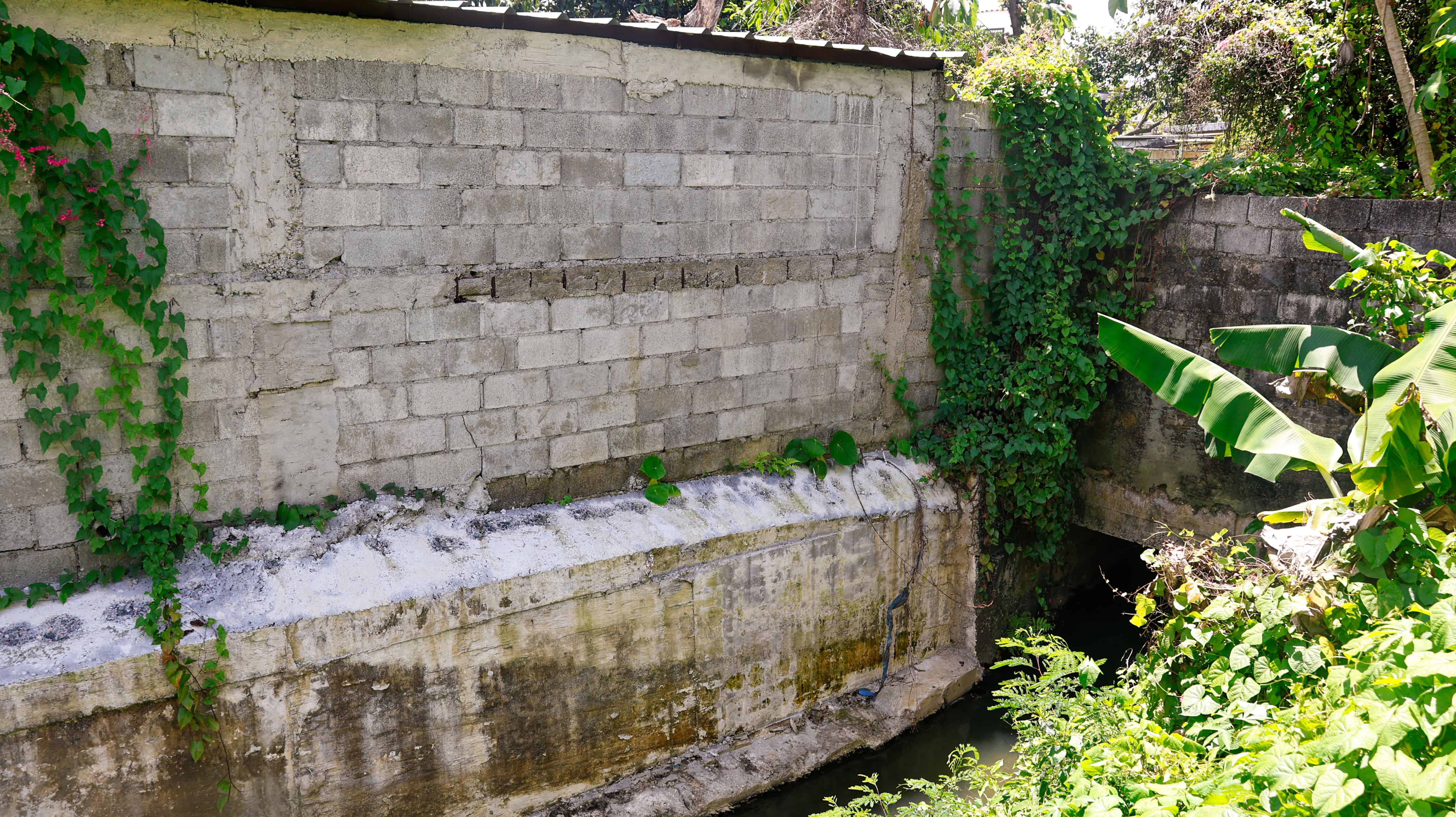 En este lugar se acumula el agua por la estrechez del muro cosntuido encima de la ca&ntilde;ana.