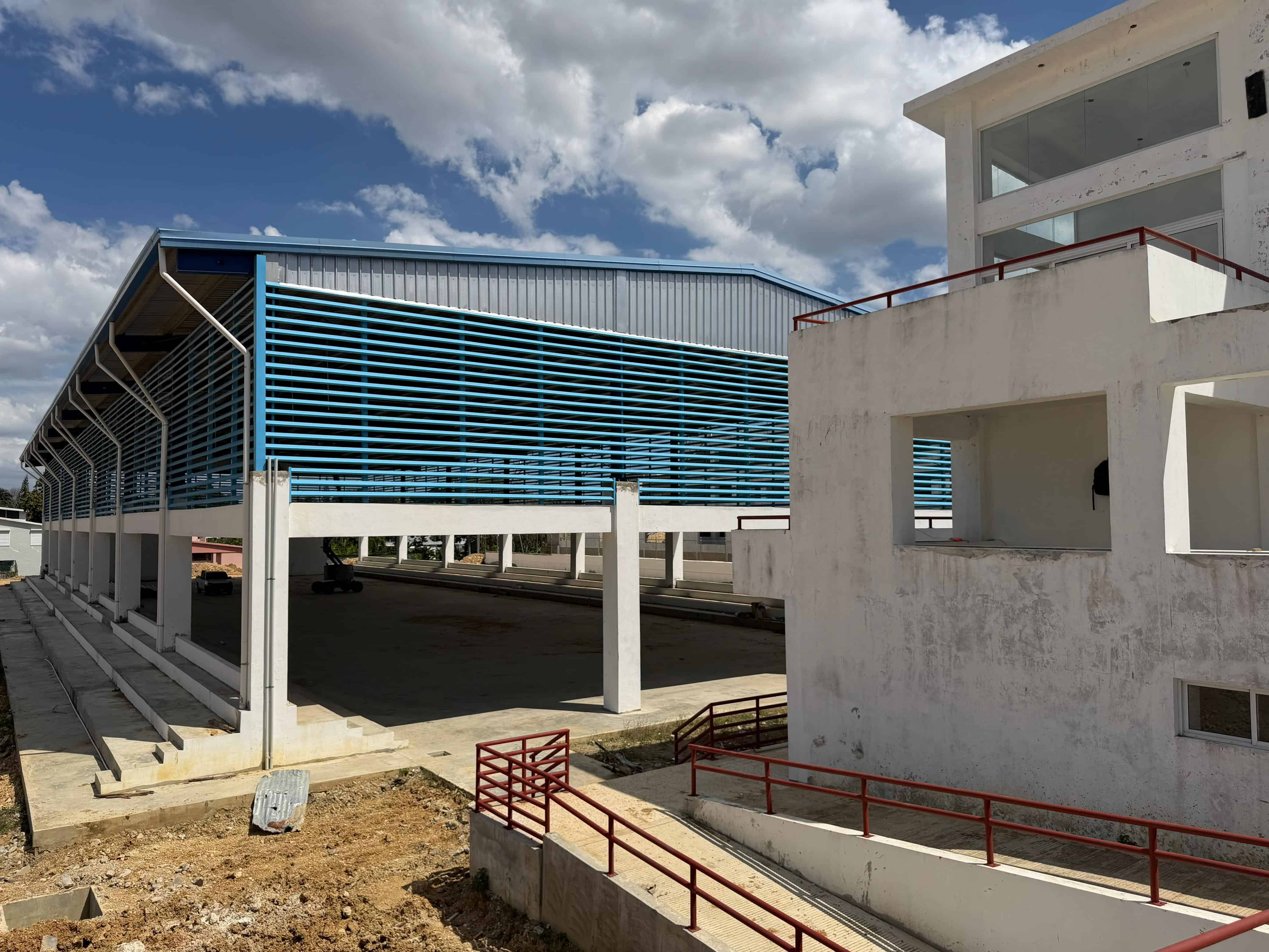 Parte de las obras que se levantan en el complejo educativo-deportivo en Manoguayabo.