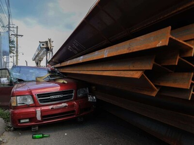 Tapón: camión transportaba vigas de acero aplasta vehículo en el KM 9