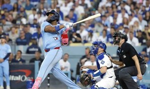 VIDEO | Vladimir Guerrero Jr. inicia su zafra jonronera del 2026 con un batazo de 437 pies