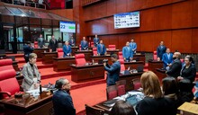 Los senadores se resisten a abandonar el barrilito pese a llamados por la crisis