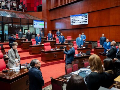 El personal de la oficina de un senador equivale al de empresa mediana