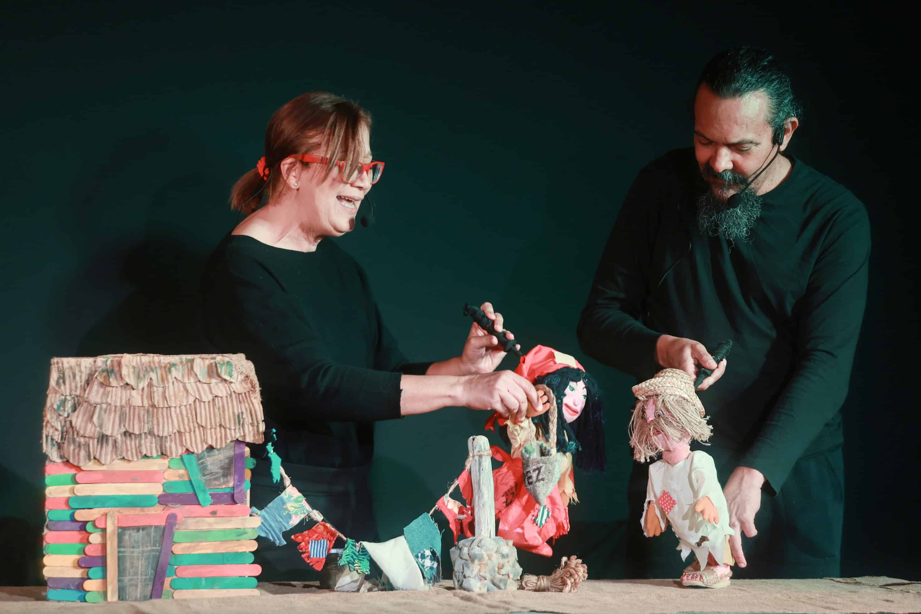 Dulce Elvira de los Santos y Ernesto López&nbsp;en la obra El camarón encantado.