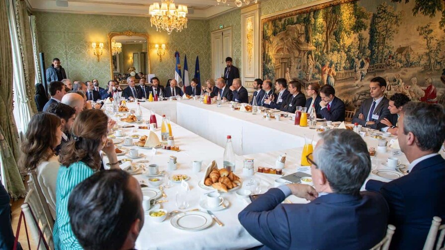 Abinader se re&uacute;ne con empresarios franceses para captar inversiones