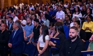 Conferencia financiera "Con el Pie Derecho" se realiza en Santiago