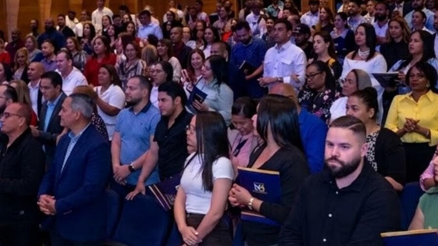 Conferencia financiera “Con el Pie Derecho” se realiza en Santiago