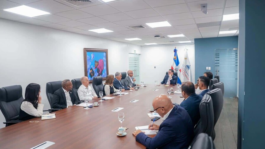 Ministro trata con comerciantes medidas para evitar guerra genere desabastecimiento de productos Ministro trata con comerciantes medidas para evitar guerra genere desabastecimiento de productos