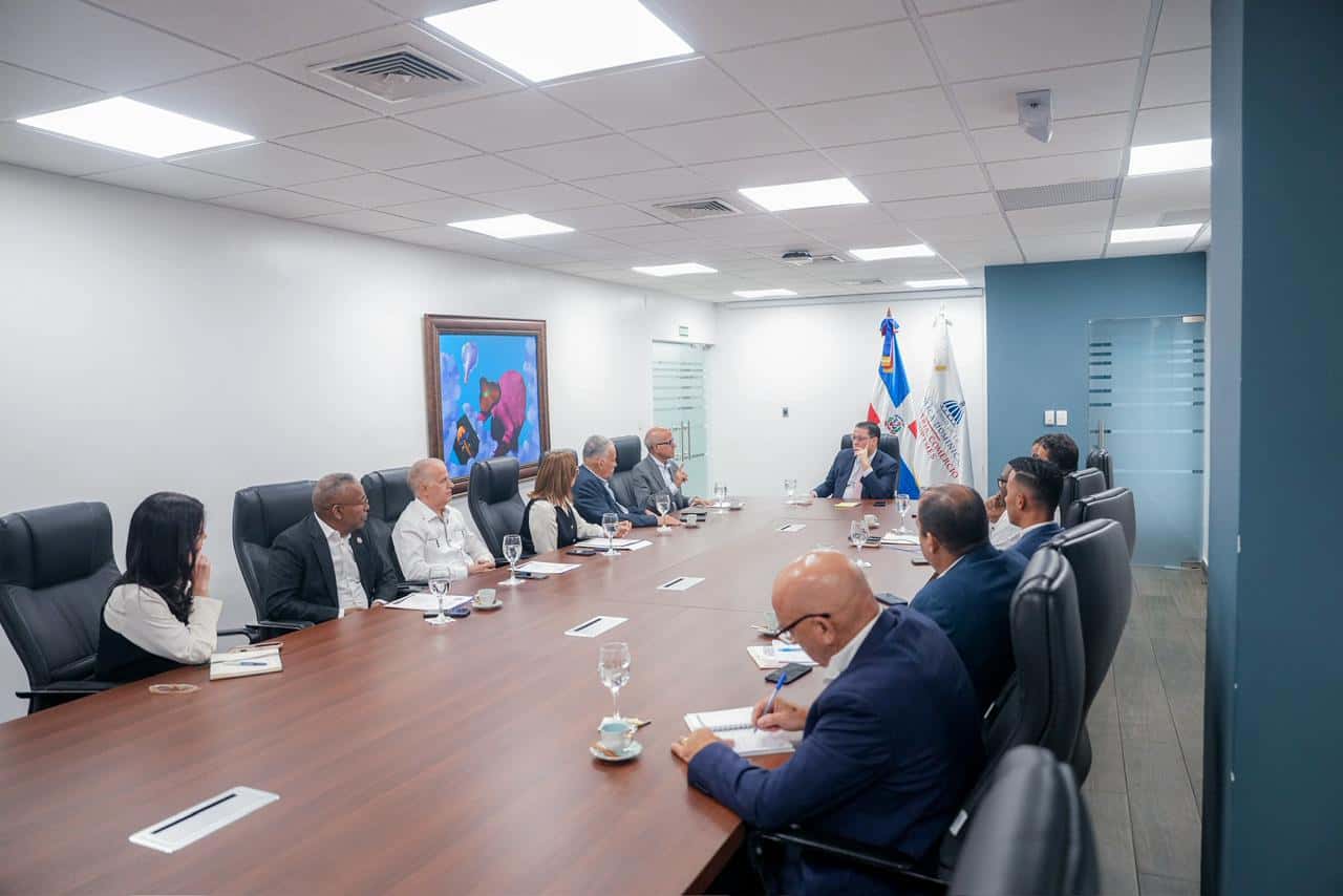 Ministro trata con comerciantes medidas para evitar guerra genere desabastecimiento de productos