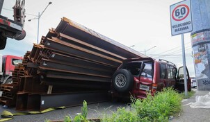 Relato del conductor de una yipeta que fue aplastada por un cami&oacute;n en la autopista Duarte