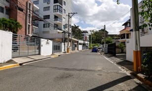 Vecinos del residencial El Condado quedan atrapados en sus viviendas por las inundaciones