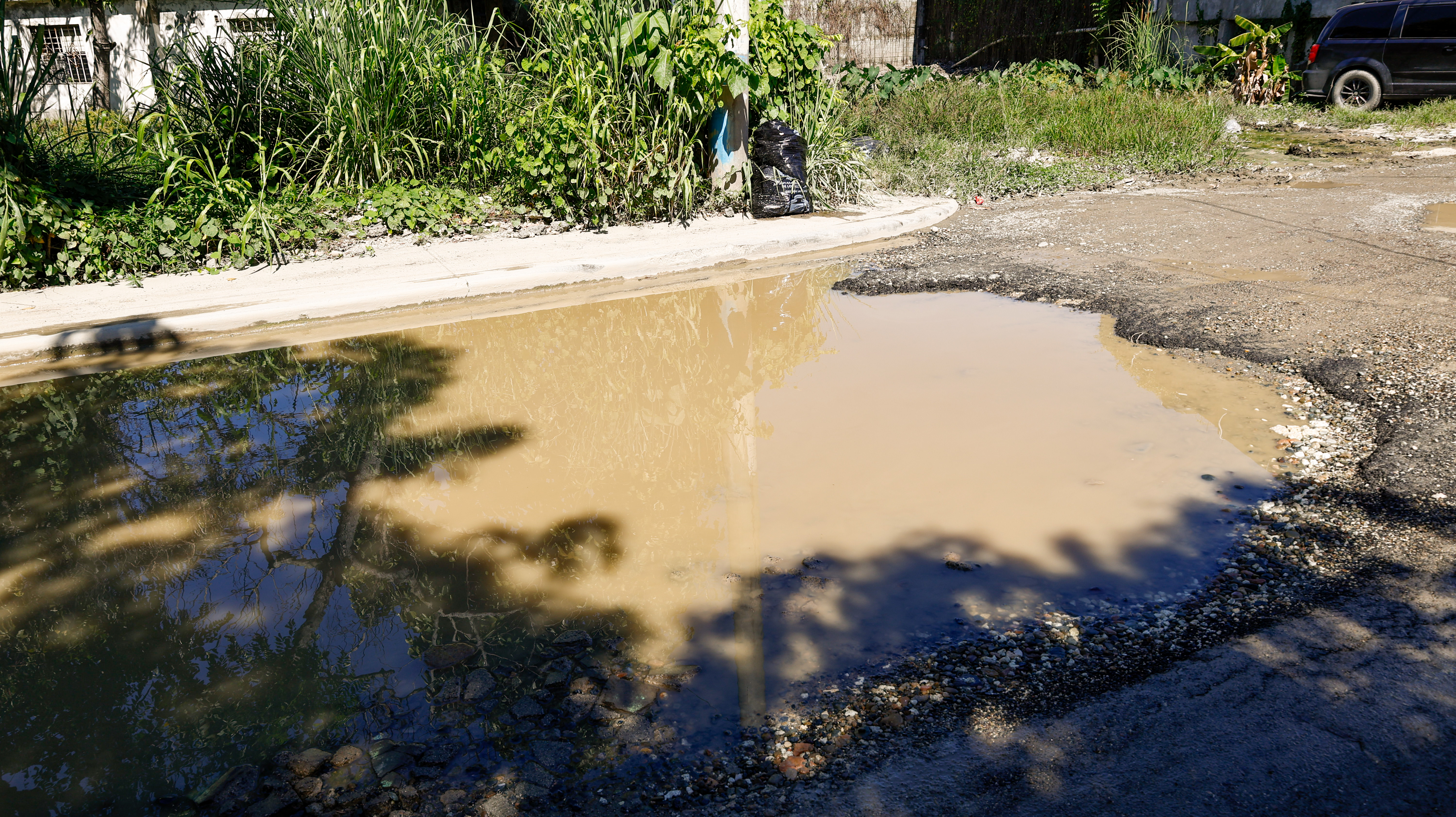 Charco en la calle Cuarta, la principal del sector.