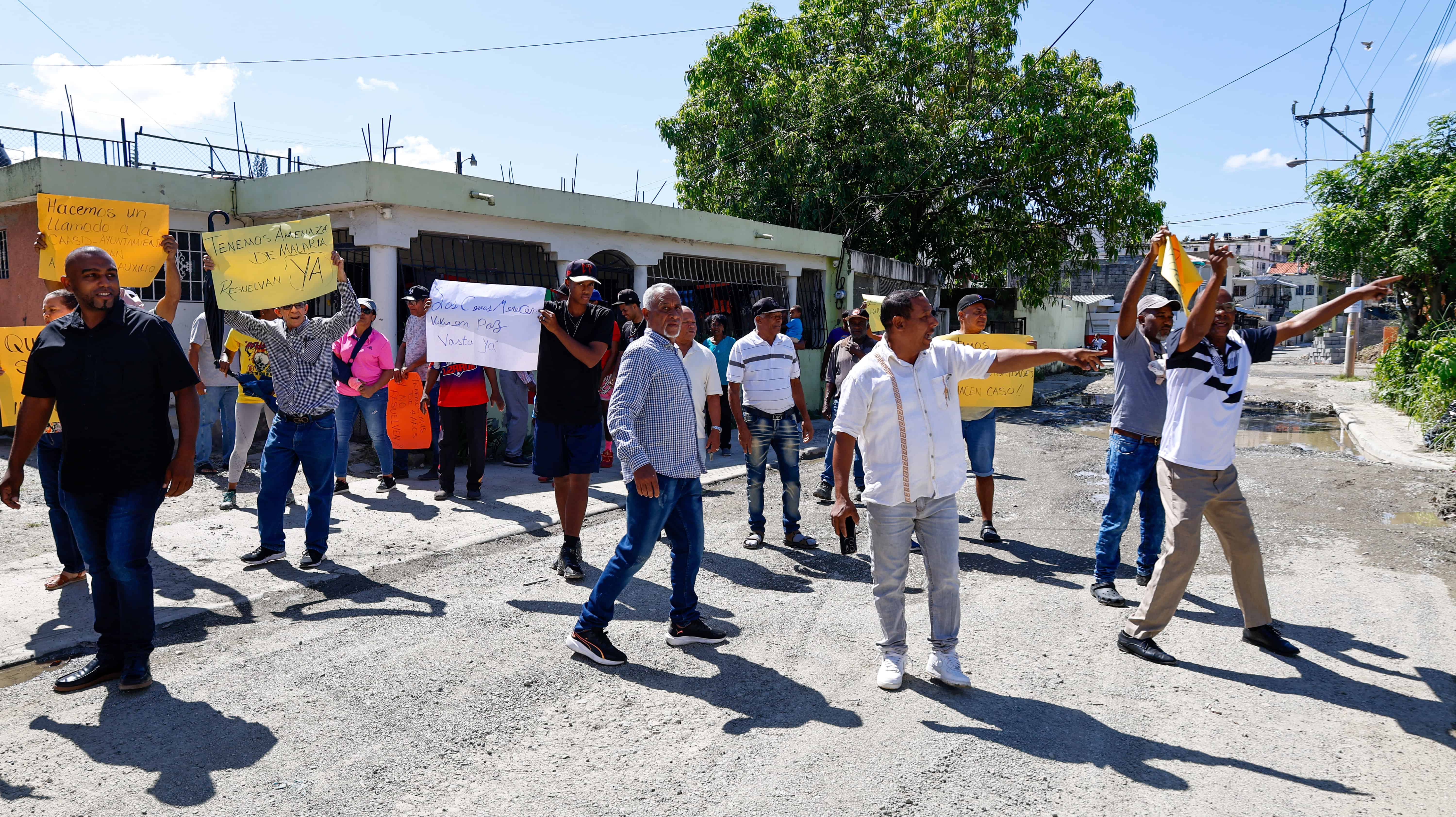 Los moradores dijeron estar dispuestos a paralizar el tránsito por el kilómetro 18 de la autopista Duarte.