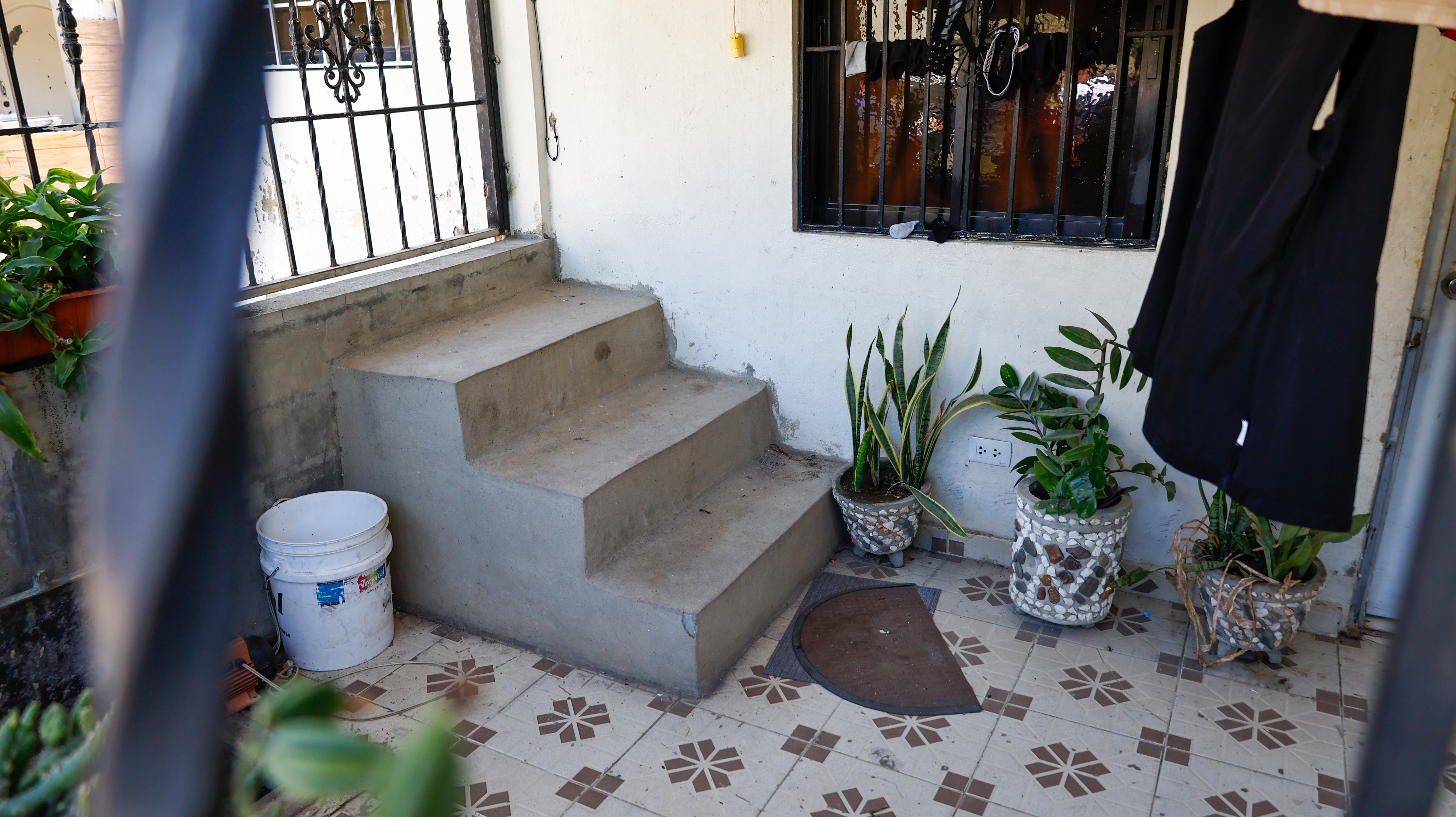 Familias han tenido que levantar muros para evitar que el agua penetre a algunas viviendas.