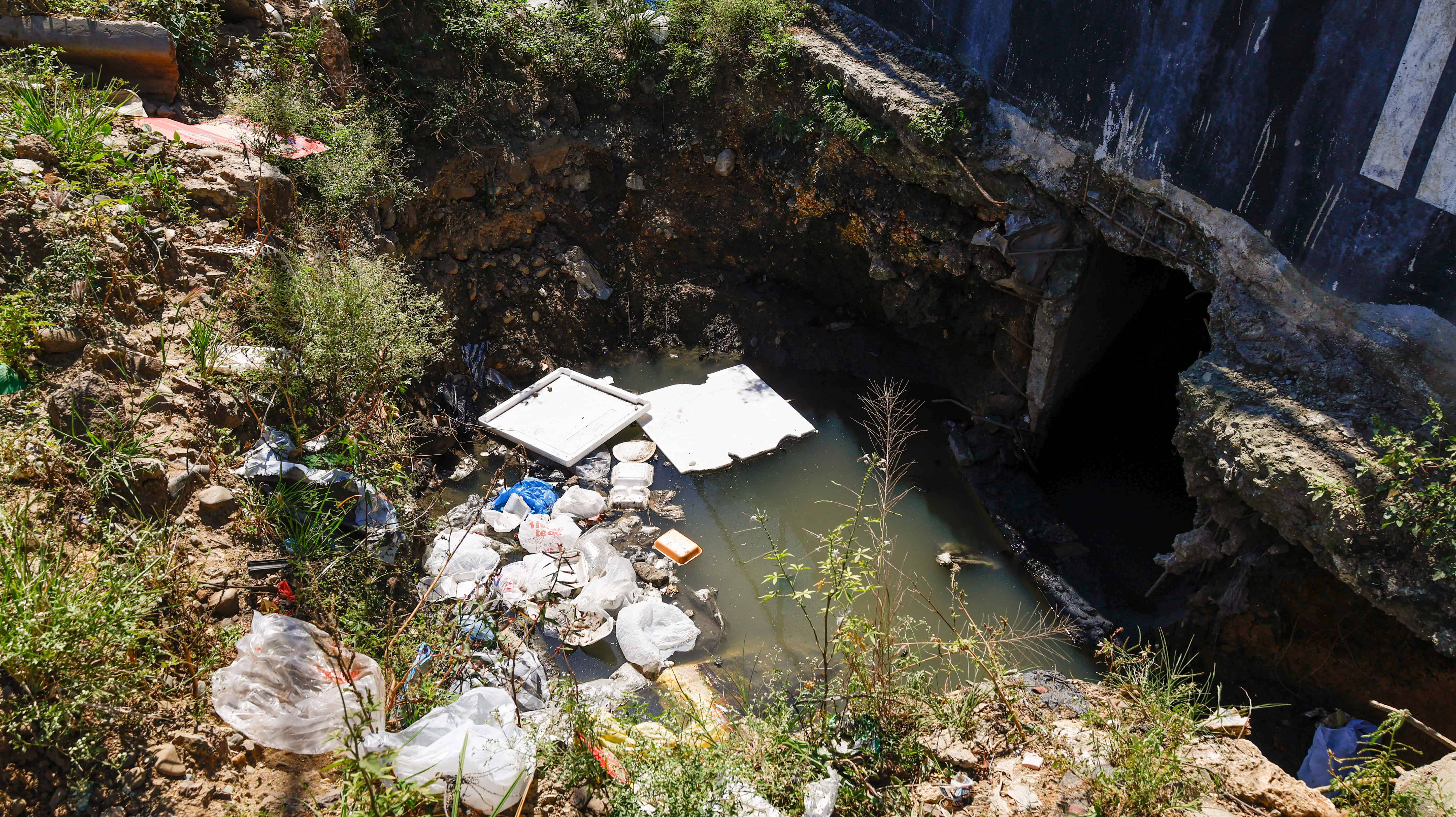 Por este lugar cruza el agua en la autopista Duarte.