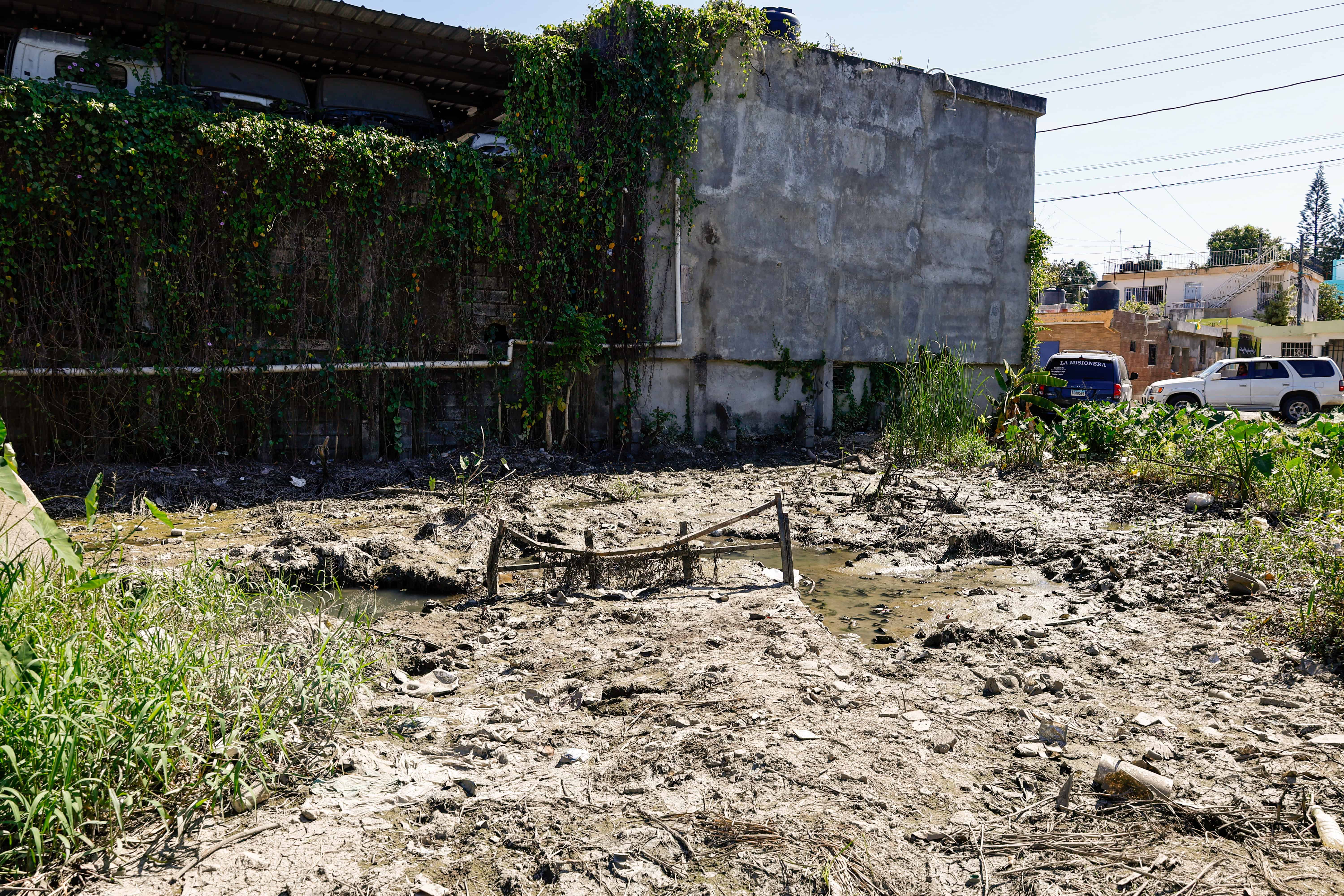 Por aquí debia correr el agua pluvial.