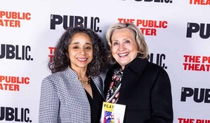 Dominicana Julissa Reynoso presenta su obra Carga P&uacute;blica acompa&ntilde;ada de Hillary Clinton y otros l&iacute;deres pol&iacute;ticos