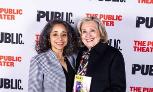 Dominicana Julissa Reynoso presenta su obra Carga P&uacute;blica acompa&ntilde;ada de Hillary Clinton y otros l&iacute;deres pol&iacute;ticos