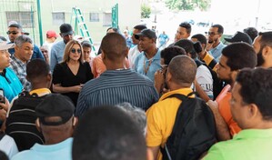 Carolina Mej&iacute;a supervisa remozamiento del parque V Centenario en Villa Juana