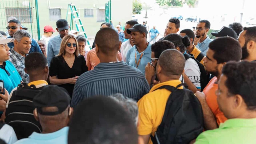 Carolina Mejía supervisa remozamiento del parque V Centenario en Villa Juana Carolina Mejía supervisa remozamiento del parque V Centenario en Villa Juana
