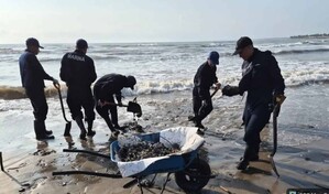 Derrame de crudo en México fue causado por un buque y emanaciones naturales, asegura gobierno