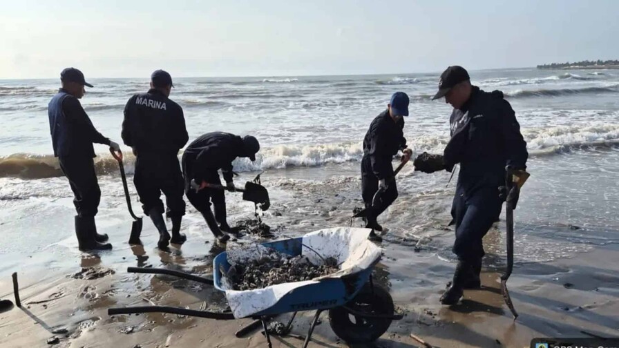 Derrame de crudo en México fue causado por un buque y emanaciones naturales, asegura gobierno