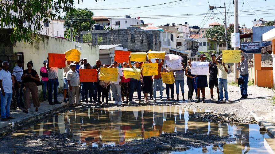 Moradores del barrio Los Cerros claman solución por inundaciones de sus viviendas cuando llueve