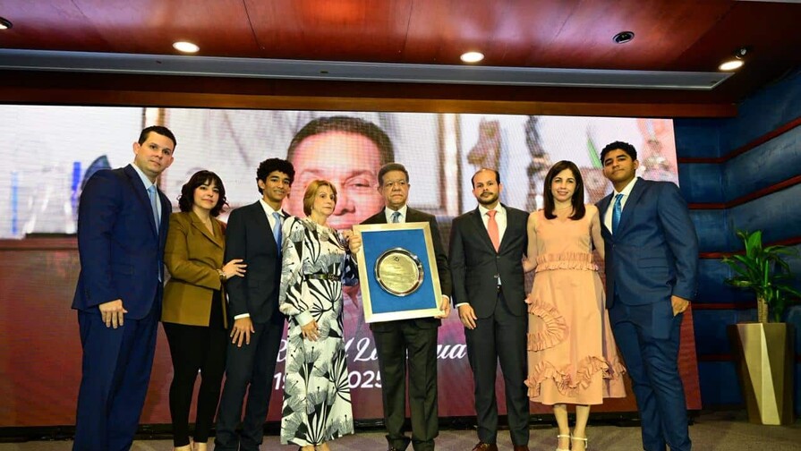 Emotivo homenaje a José Rafael Lantigua marca una noche memorable en los Premios Funglode/GFDD 2024 Emotivo homenaje a José Rafael Lantigua marca una noche memorable en los Premios Funglode/GFDD 2024