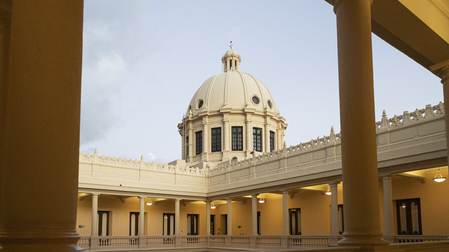 El Estado se rehúsa a indexar los salarios, pero permite un descontrol en los sueldos públicos El Estado se rehúsa a indexar los salarios, pero permite un descontrol en los sueldos públicos