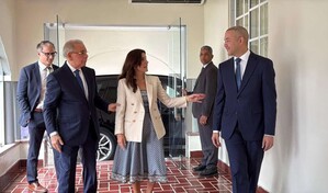 Embajadora de EE. UU.  Leah Campos se re&uacute;ne con Danilo Medina