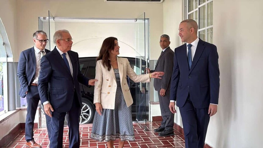 Embajadora de EE. UU.  Leah Campos se reúne con Danilo Medina