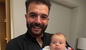 La foto de Austin Wells y su beb&eacute; vestida de dominicana que ha causado sensaci&oacute;n