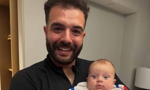 La foto de Austin Wells y su beb&eacute; vestida de dominicana que ha causado sensaci&oacute;n