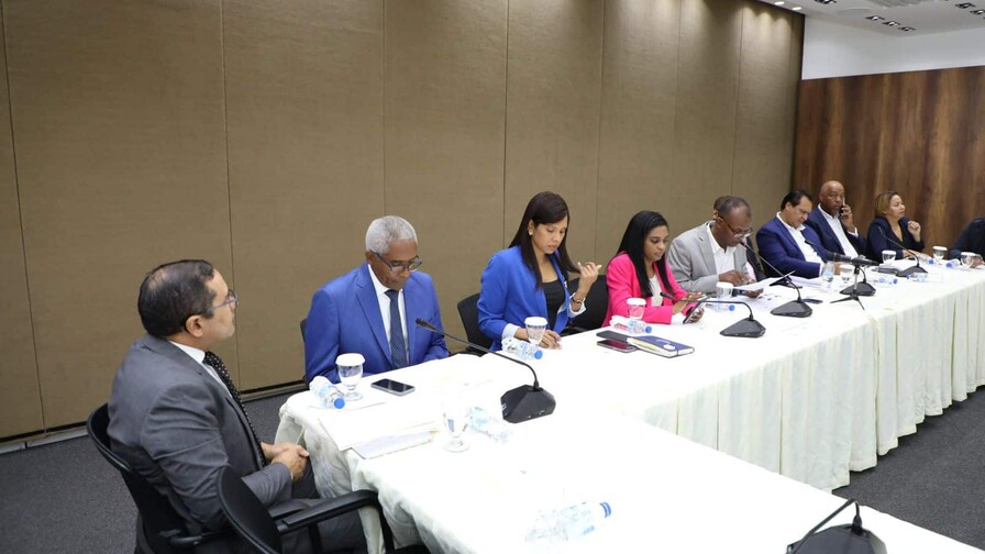 Comisión de diputados aumenta de dos a siete días la licencia por paternidad Comisión de diputados aumenta de dos a siete días la licencia por paternidad