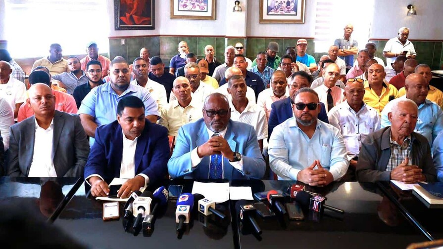 Un grupo de transportistas, que no incluye a Conatra y Fenatrano, promete no subir el pasaje