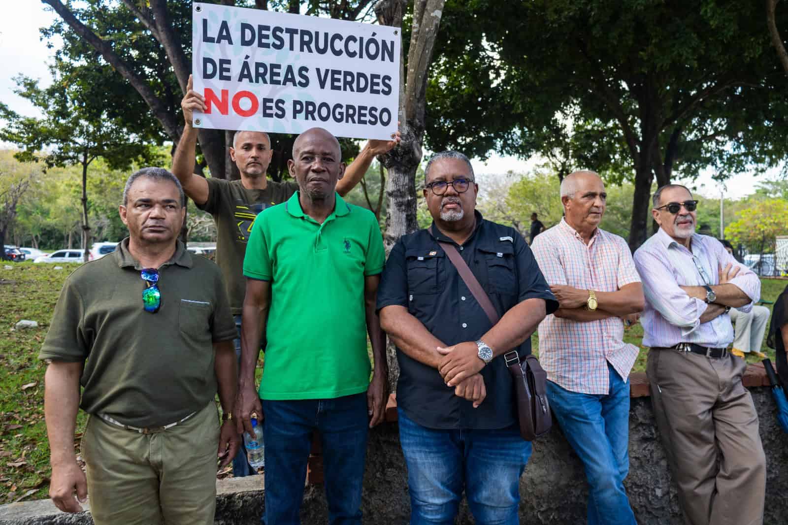Ante la suspensión del encuentro, los moradores realizaron una manifestación en el parque Crisantemos de Los Próceres.