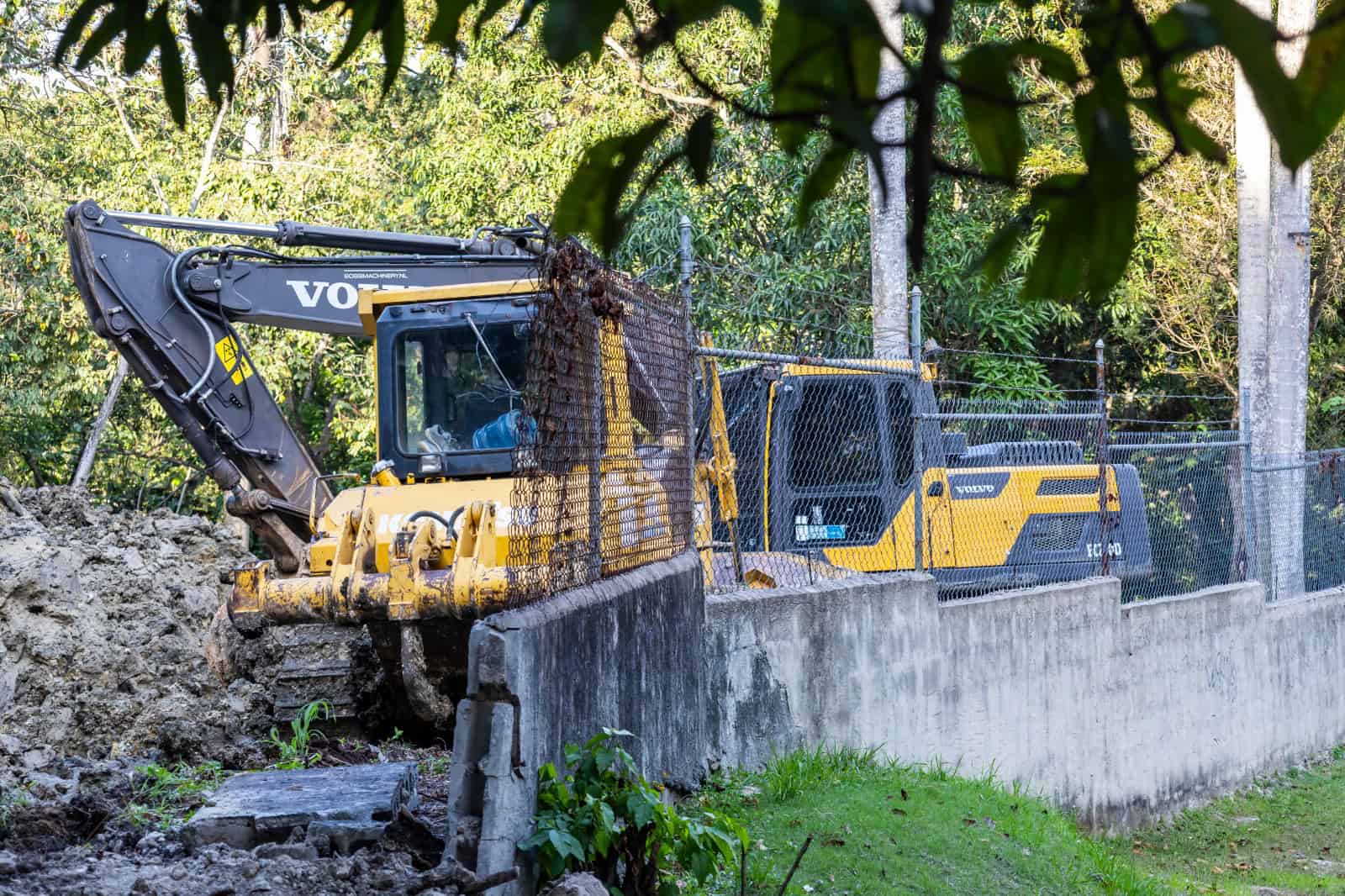 Mientras los comunitarios alzaban su voz, las máquinas de construcción siguieron trabajando.