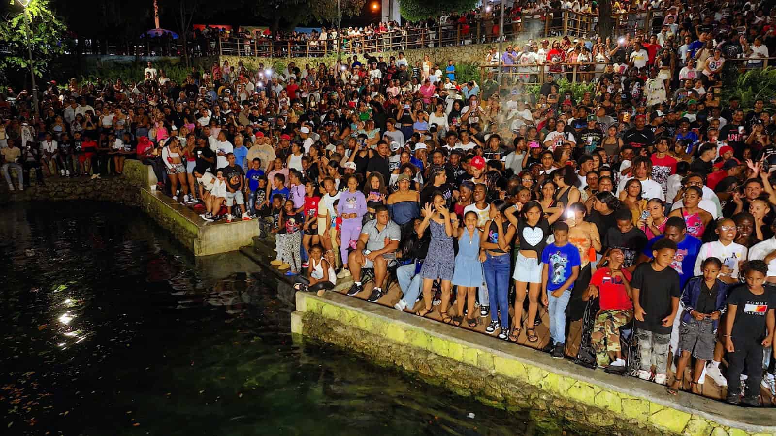 Los comunitarios disfrutan de su carnaval.