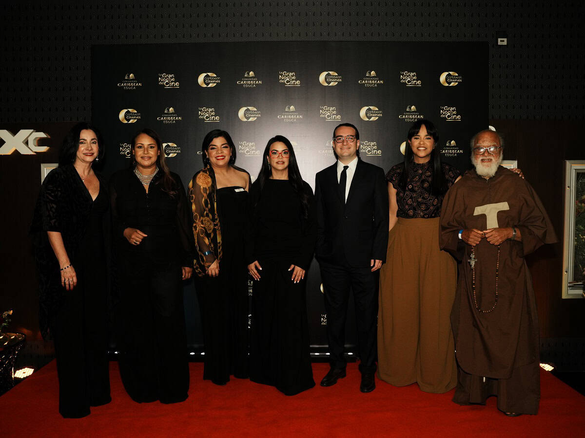 Ejecutivos de Caribbean Cinemas con representantes de las cuatro fundaciones.