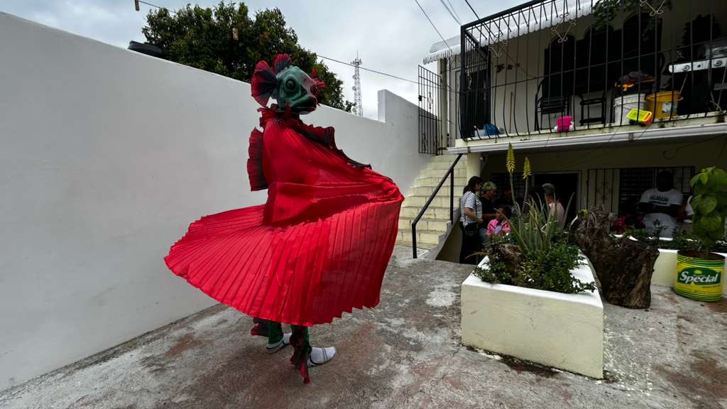 Uno de los adolescentes que forman parte del grupo de la artesana Lourdes Taveras.