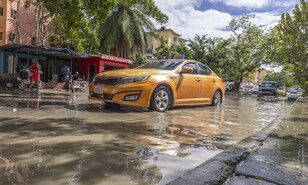 Denuncian deterioro cr&iacute;tico de la avenida Eduardo Brito en Santo Domingo Este
