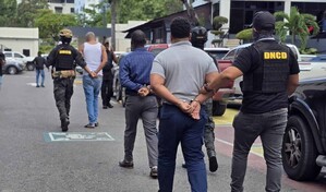 Arrestan a cuatro hombres vinculados al decomiso de 180 paquetes de coca&iacute;na en AILA