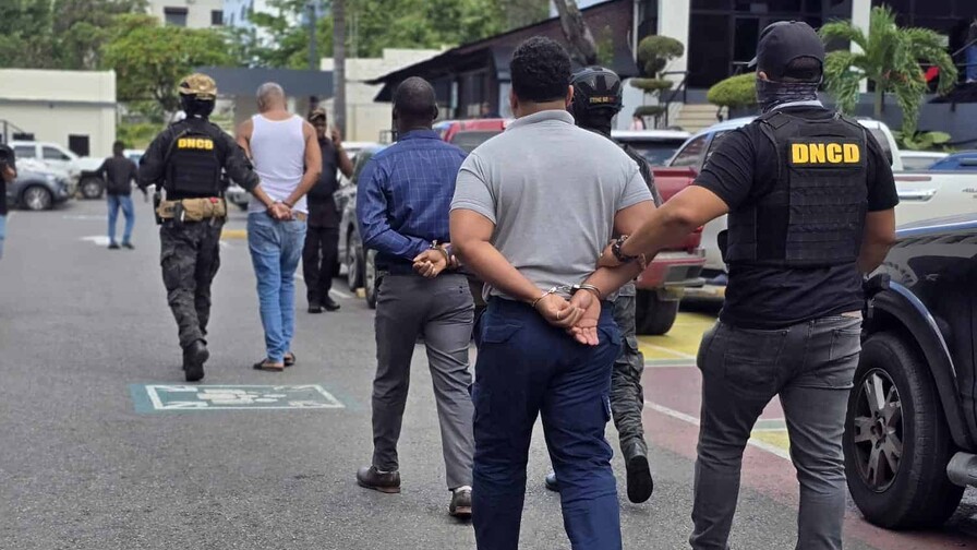 Arrestan a cuatro hombres vinculados al decomiso de 180 paquetes de coca&iacute;na en AILA