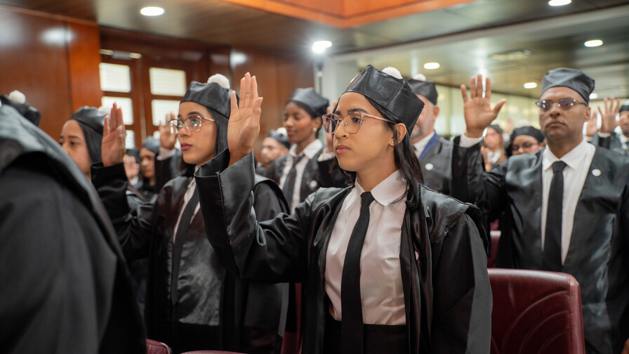 Henry Molina exhorta a nuevos abogados a ejercer con prudencia, método y carácter