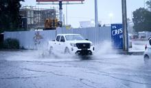 Fuertes lluvias provocan caos y obligan a despachar estudiantes de un centro educativo en La Romana