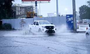 Fuertes lluvias provocan caos y obligan a despachar estudiantes de un centro educativo en La Romana
