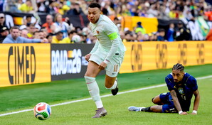 Mbapp&eacute; desmiente que los m&eacute;dicos del Real Madrid habr&iacute;an examinado rodilla equivocada