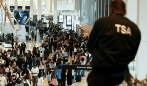 Disminuyen largas filas en aeropuertos mientras persiste cierre del DHS